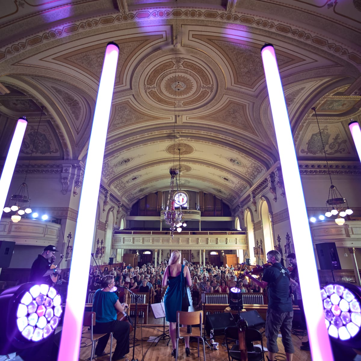 Musiciens autour d'un décor lumineux