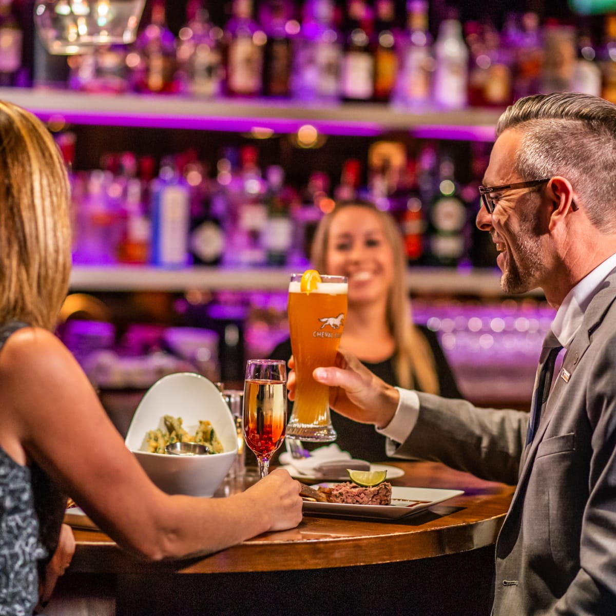 Deux personnes au bar