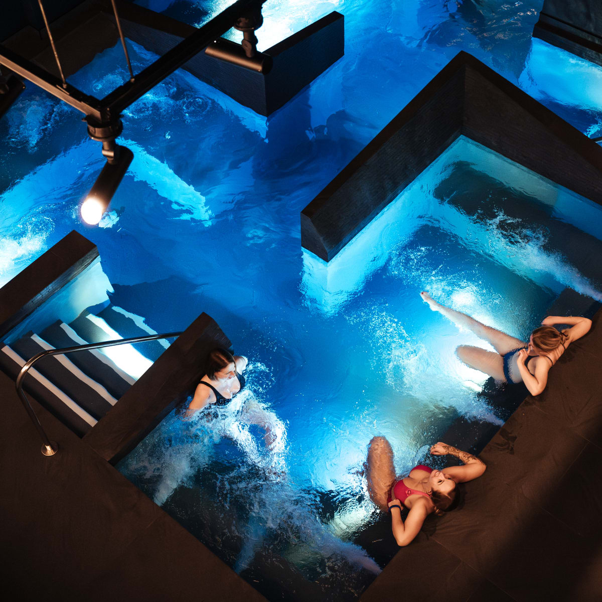 Deux personnes profitant de la piscine