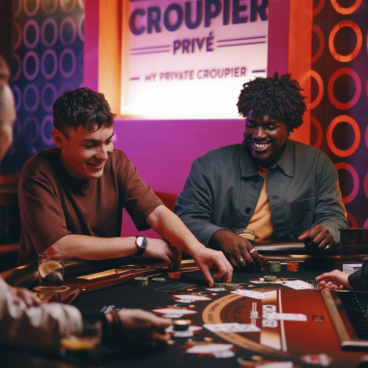 groupe jouant au casino.