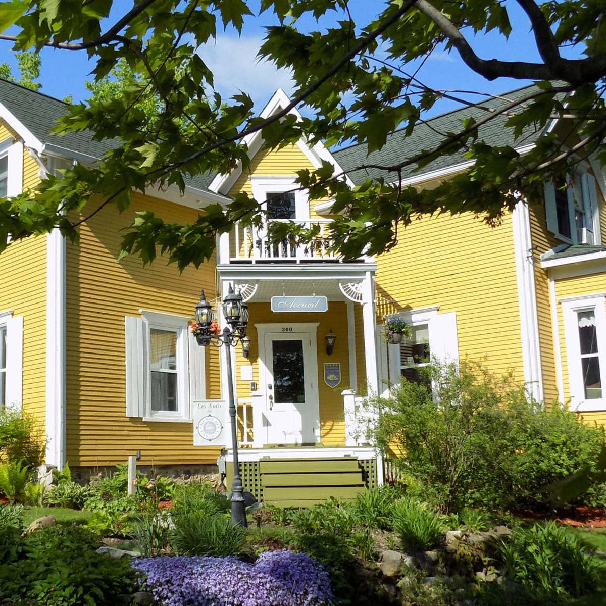 Yellow exterior of the À l'Ancestrale B&B.