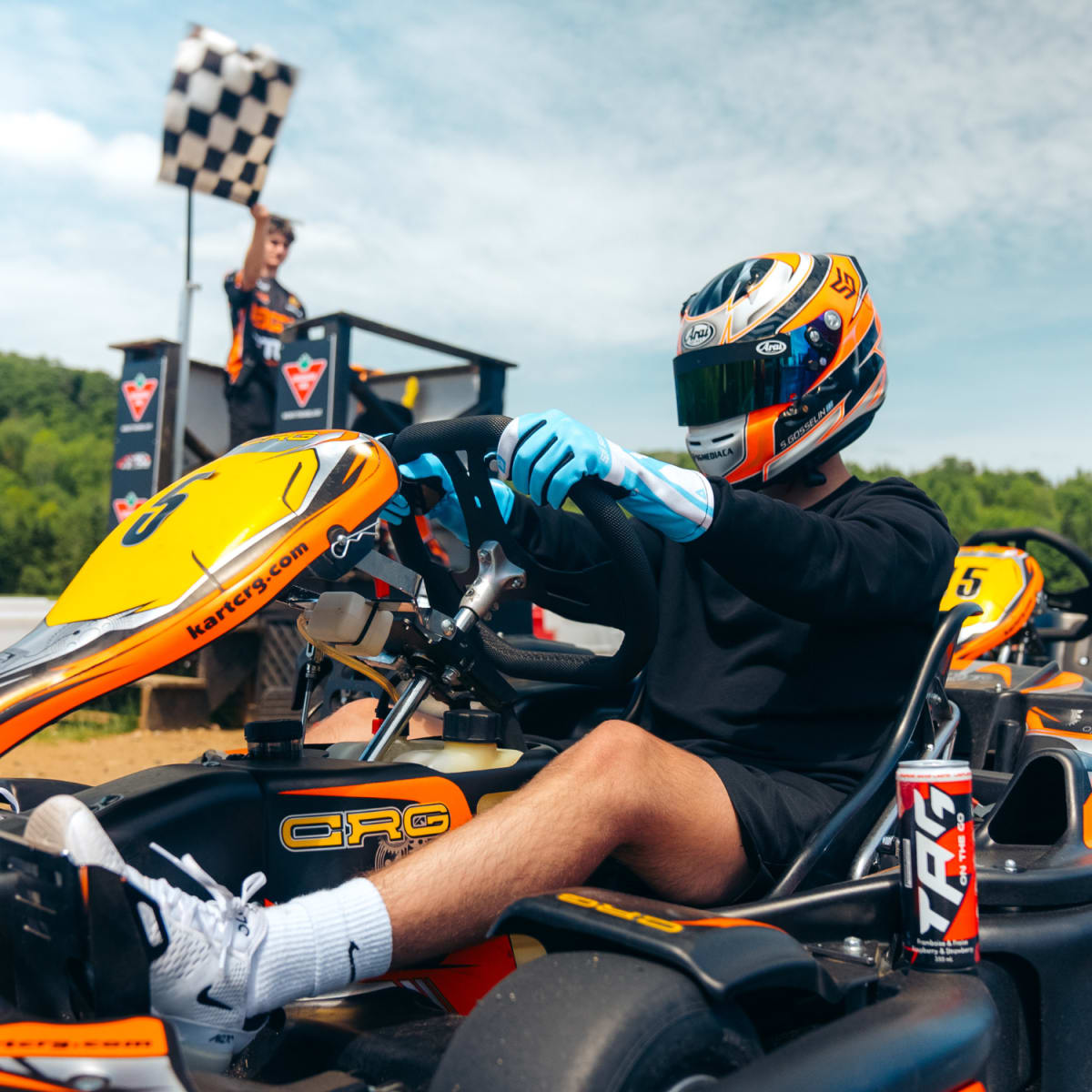 Pilote sur la piste de karting Académie TAG Karting.
