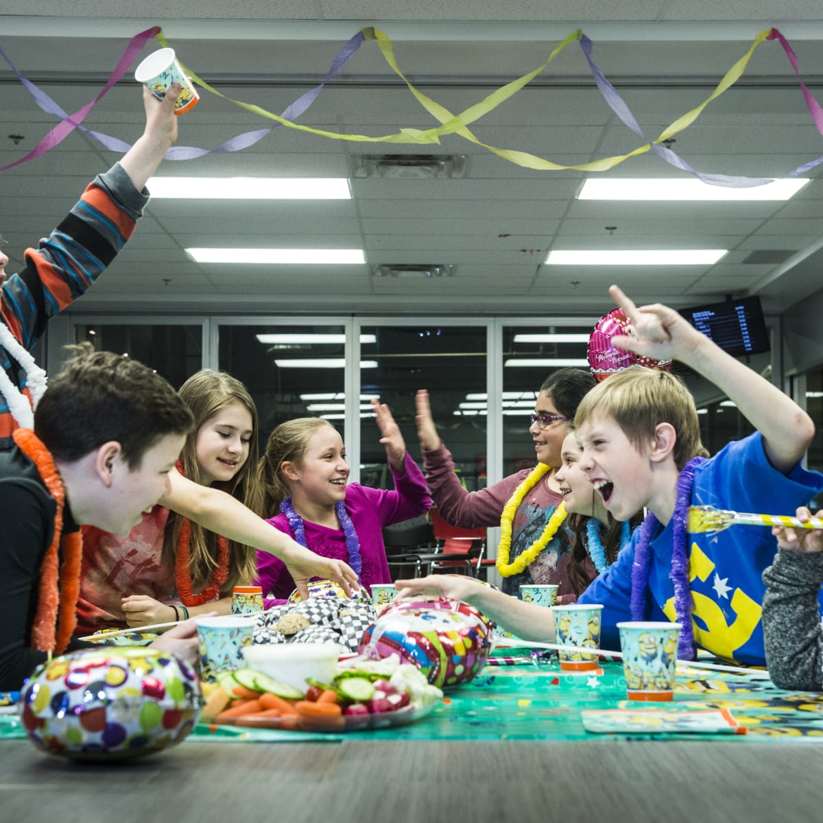 Groupe d'enfants à un party d'anniversaire.