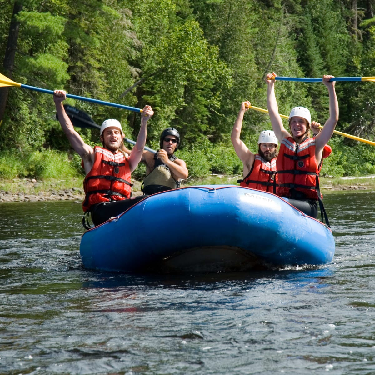 Groupe en rafting. 