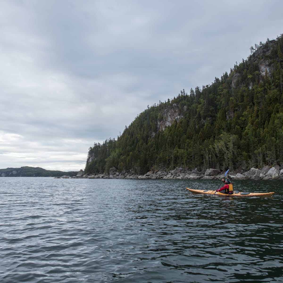 Kayakiste au Parc national du Bic.