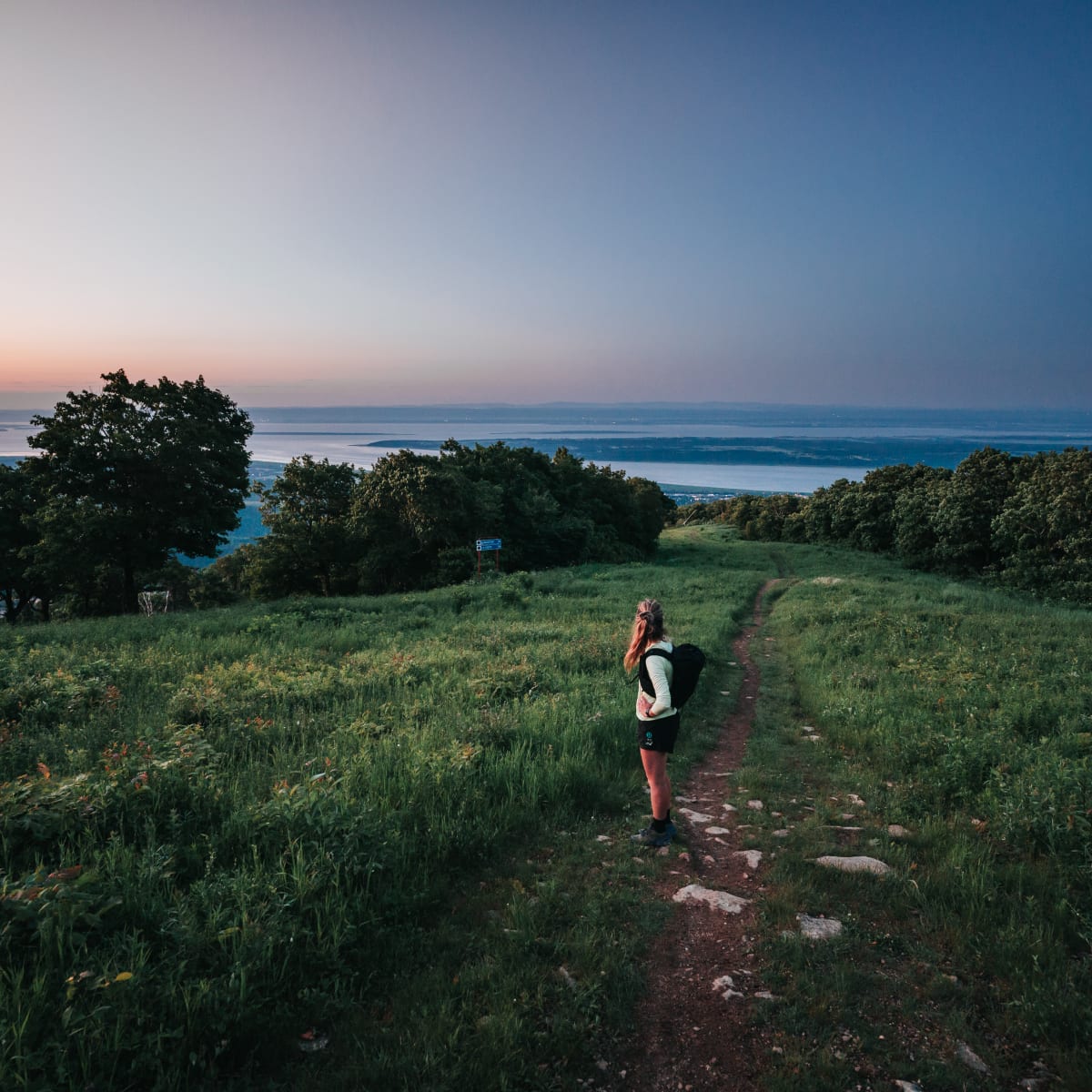 Un femme sur le sentier La Crête au crépuscule au Mont Sainte-Anne