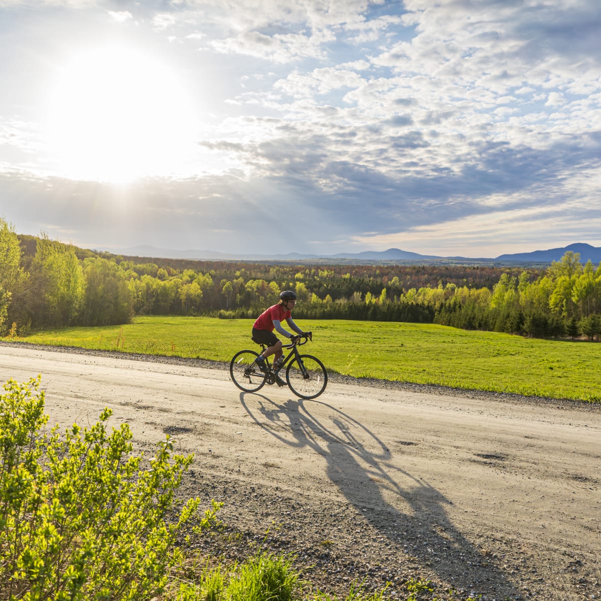 Cycliste sur une route de campagne à Magog.