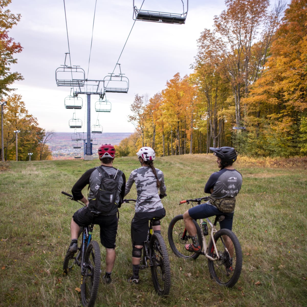 3 cyclistes en montagne.