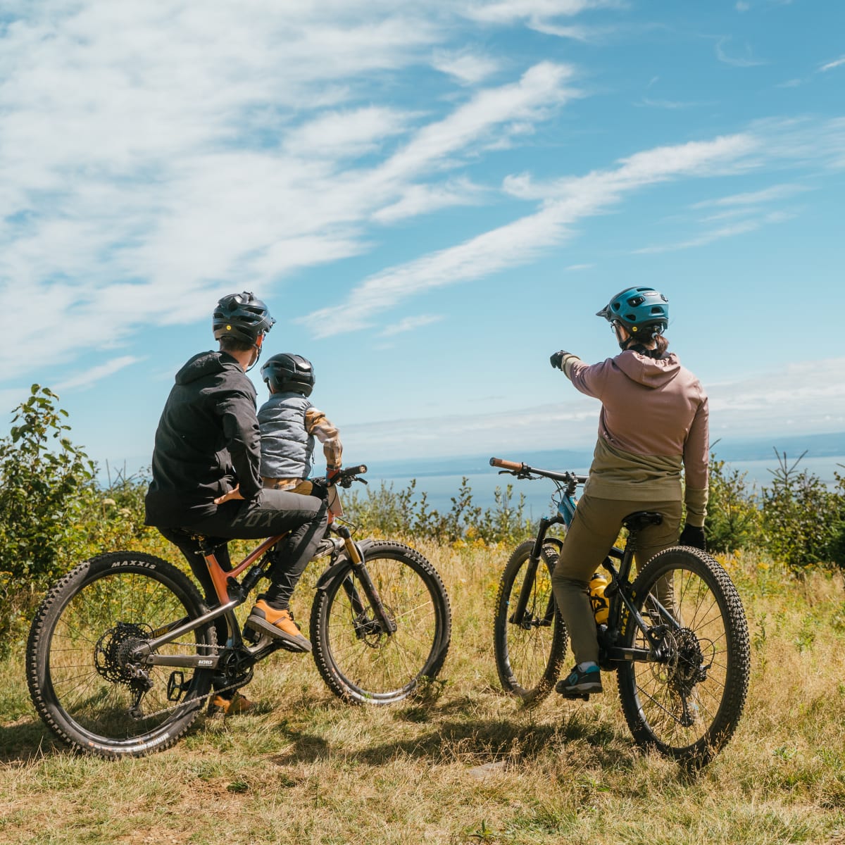 Randonnée familiale en vélo de montagne - Vue sur le fleuve Saint-Laurent