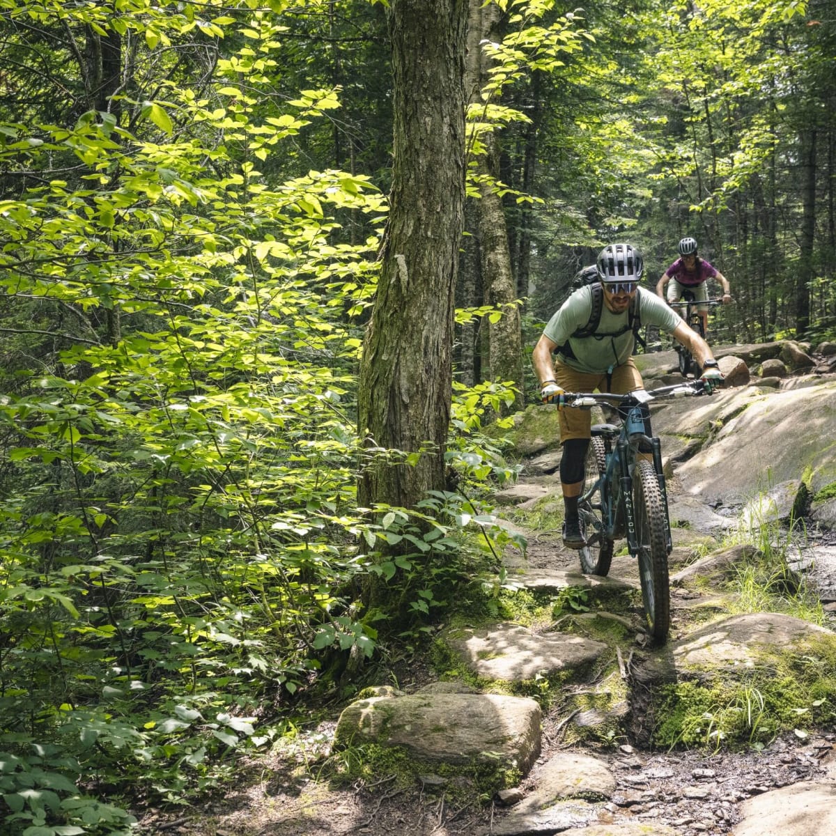 Cycliste en montagne au Mont-Sainte-Anne dans la région de Québec.