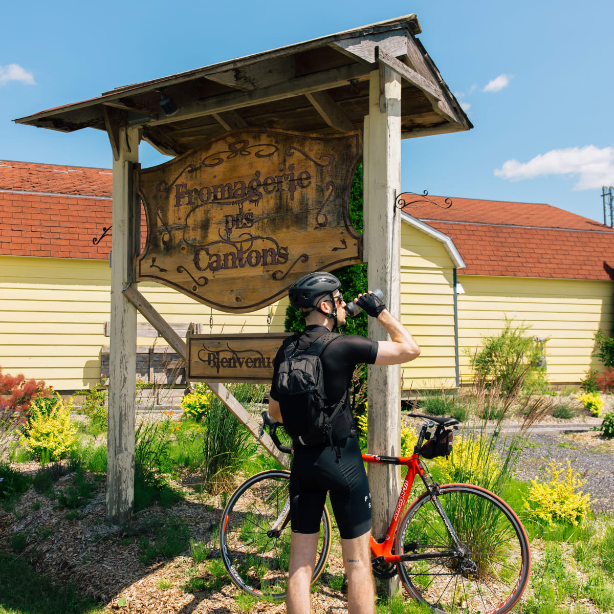 Cycliste faisant une pause devant la fromagerie
