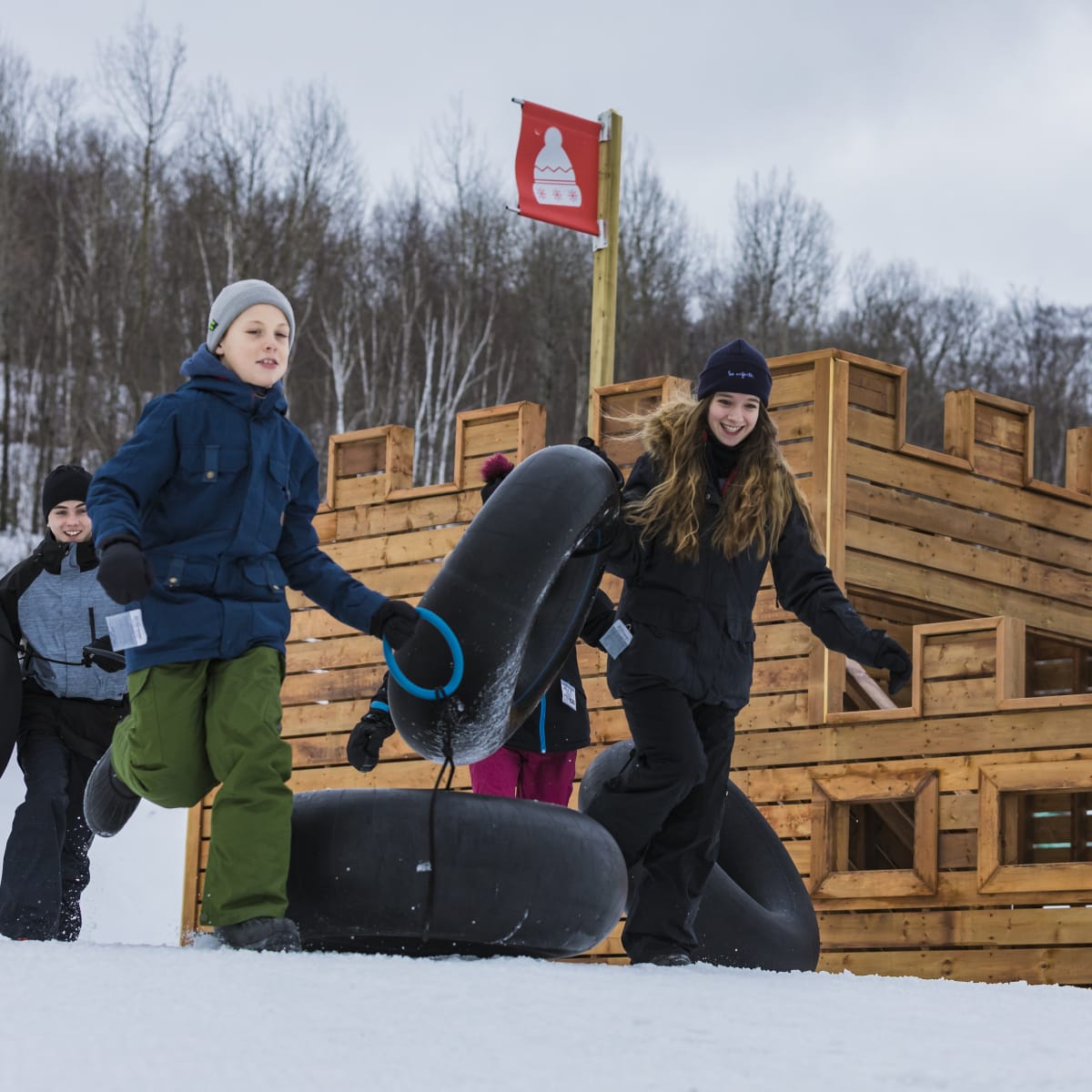 Enfants qui font de la glissade sur tubes.