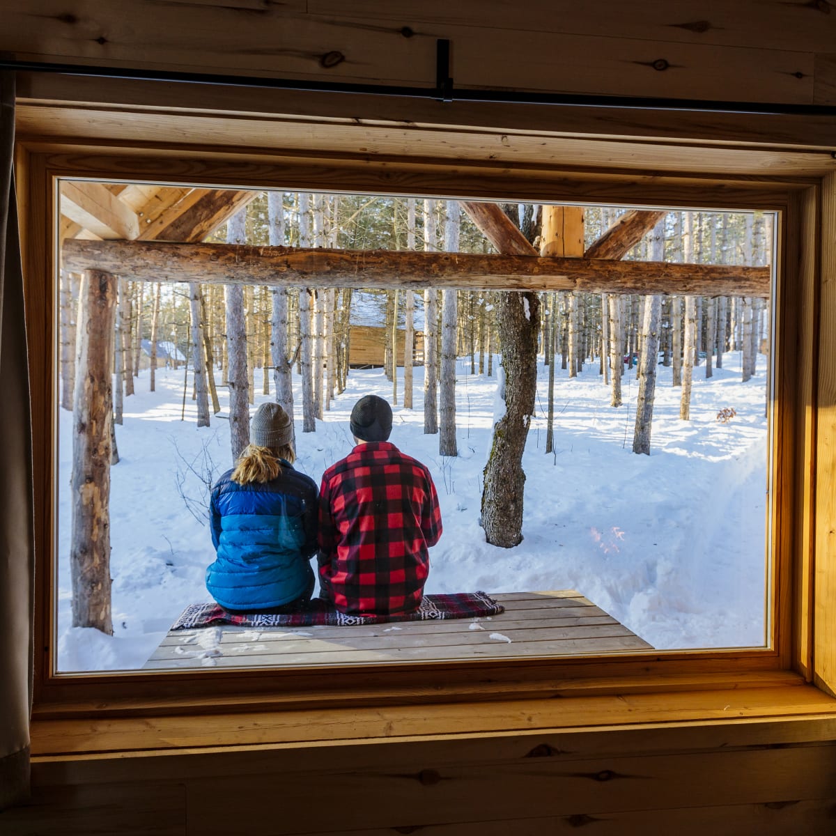 Couple dehors en hiver.