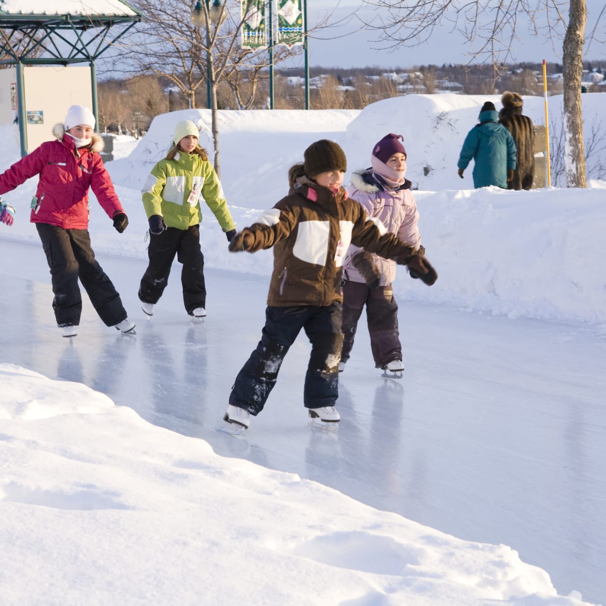 Enfants sur une patinoire.