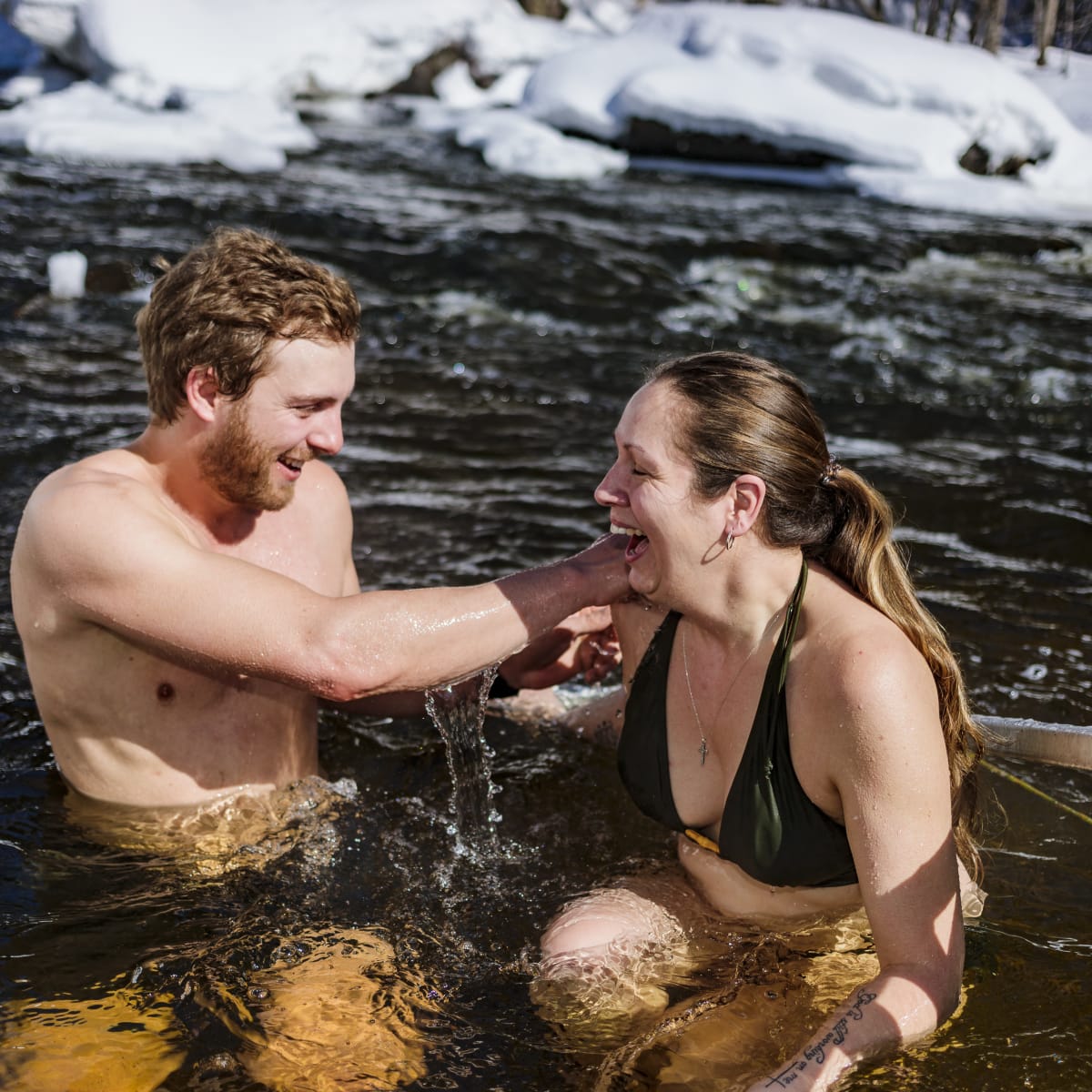 Couple dans un spa dans les Cantons-de-l'Est.