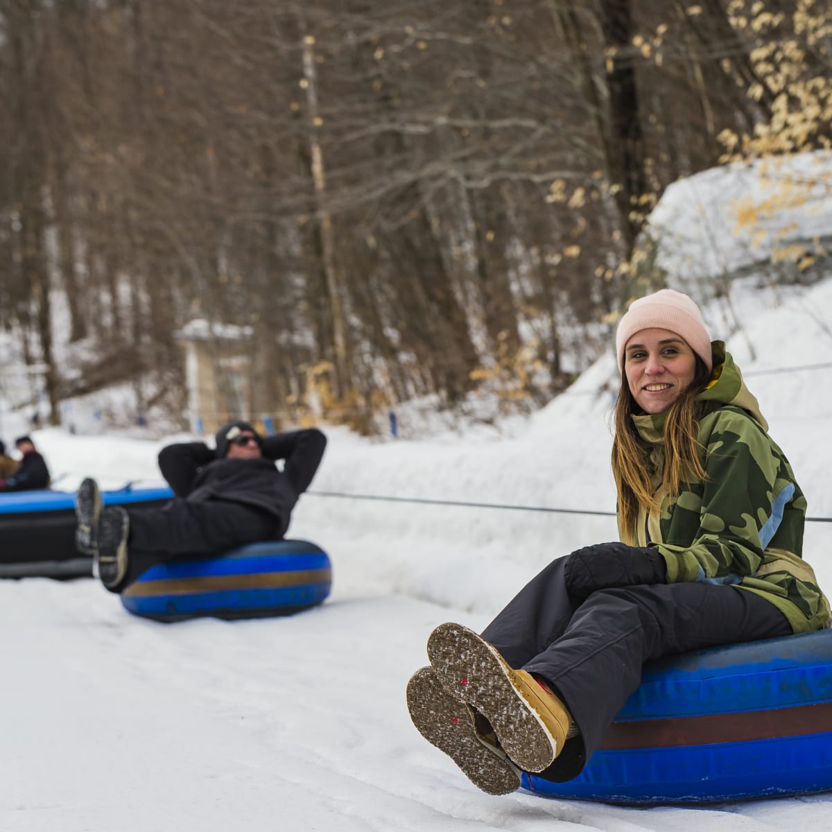 3 personnes sur des tubes d'hiver.