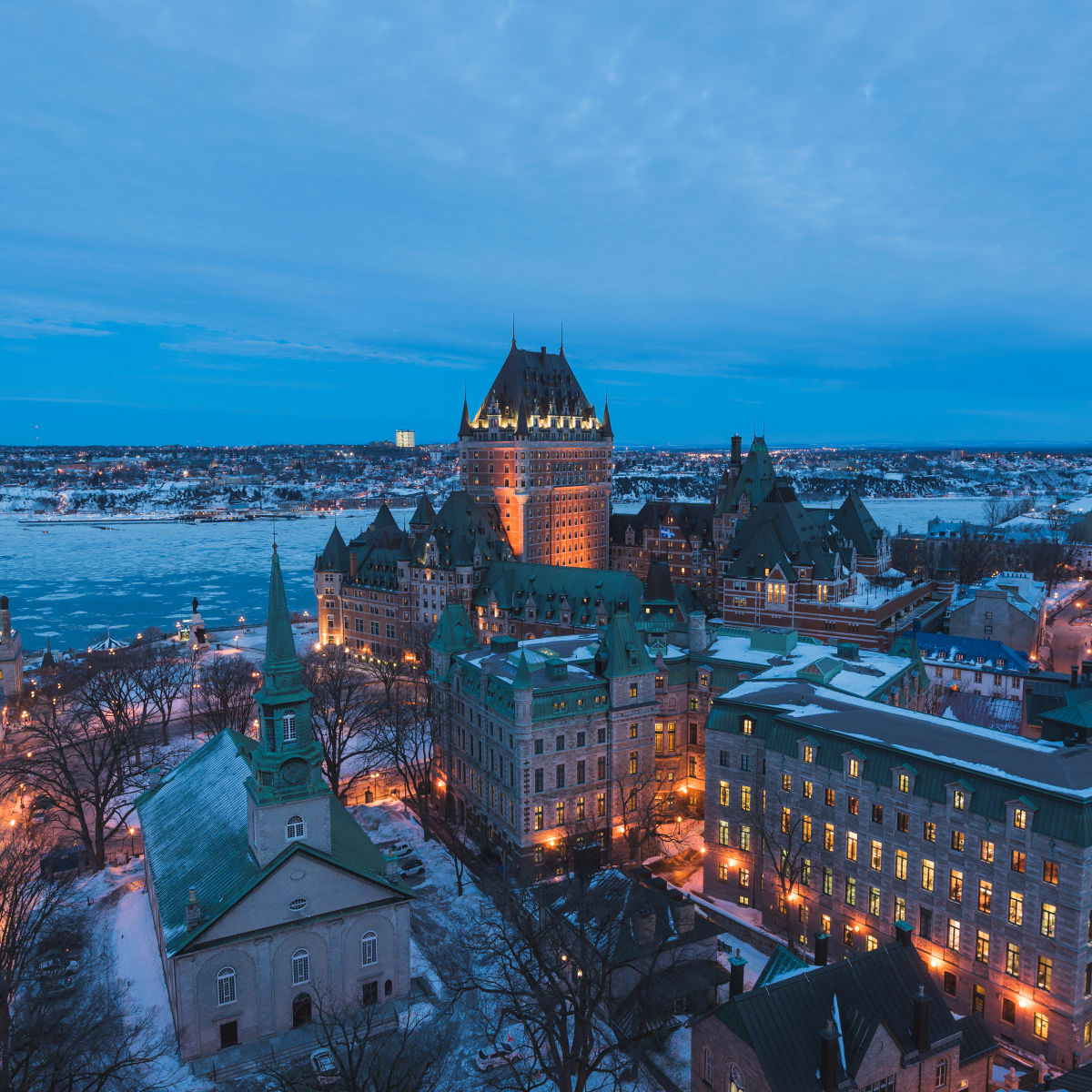 Ville de Québec en soirée en hiver.