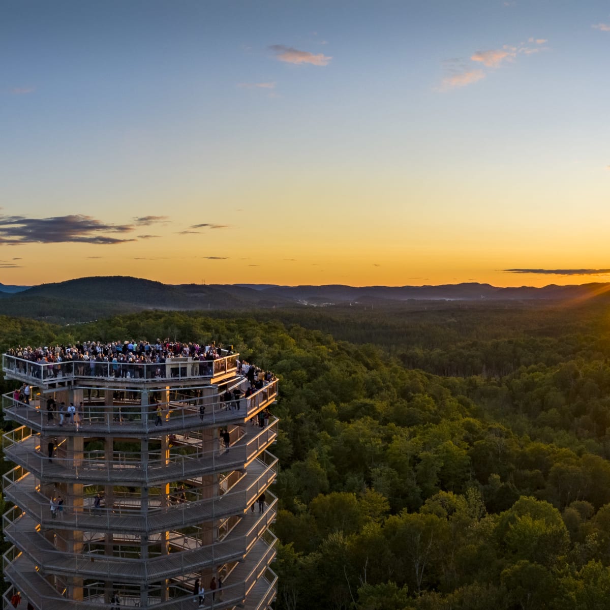 Sommet de la tour du Sentier des cimes au coucher de soleil.