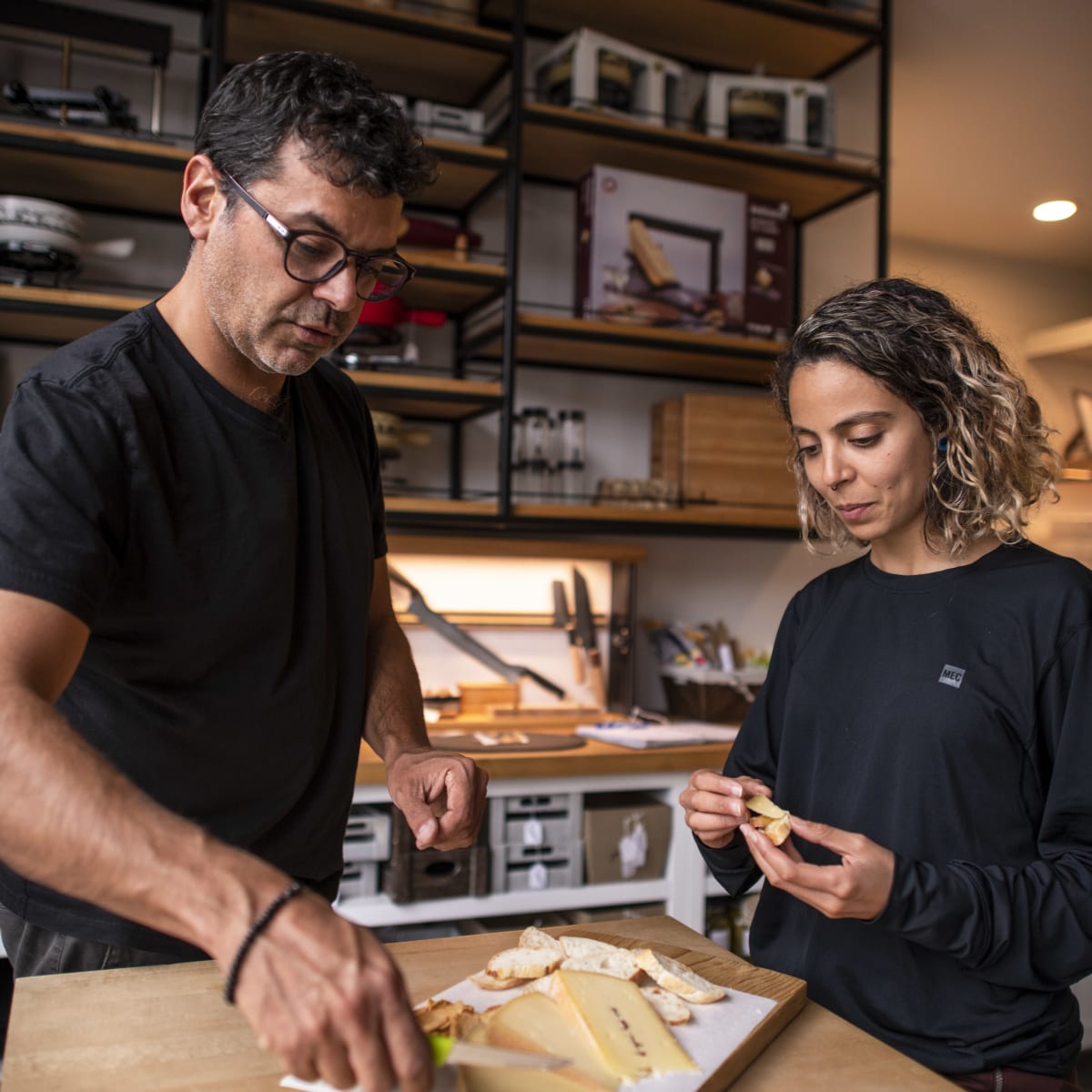 Un homme et une femme lors d'une dégustation de fromages.