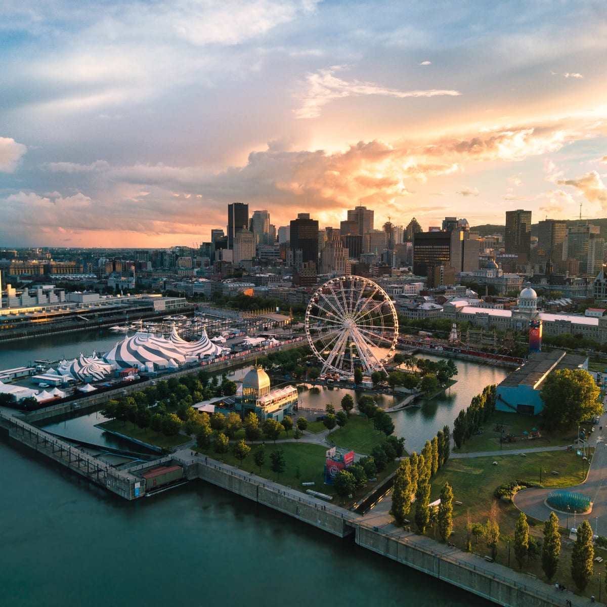 Vue aérienne du Vieux-Port de Montréal au coucher de soleil.