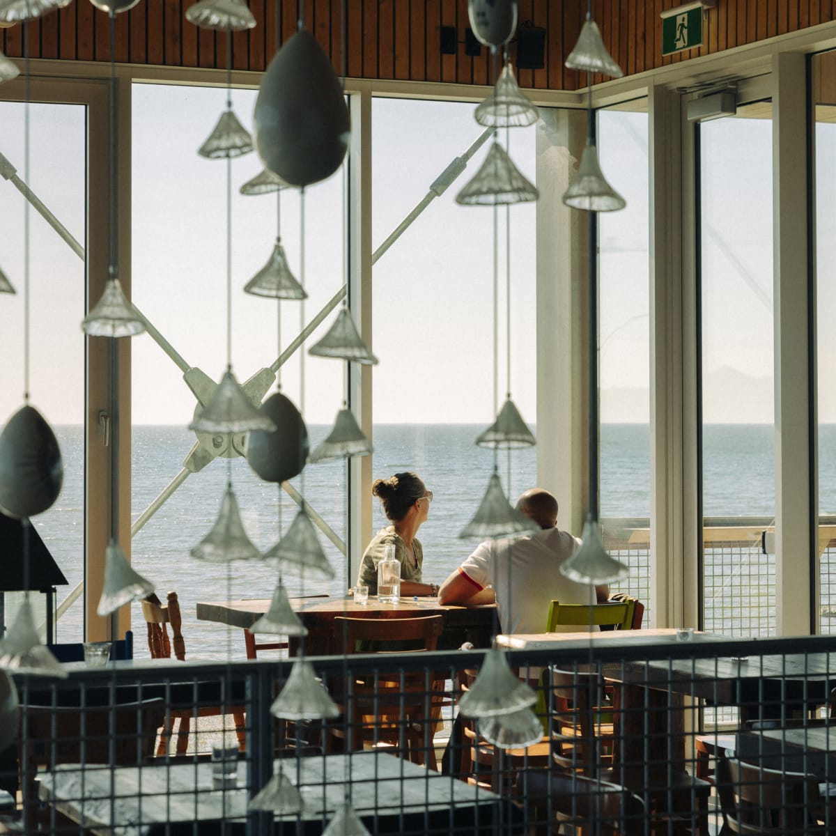 Intérieur d'un restaurant au bord de l'eau.