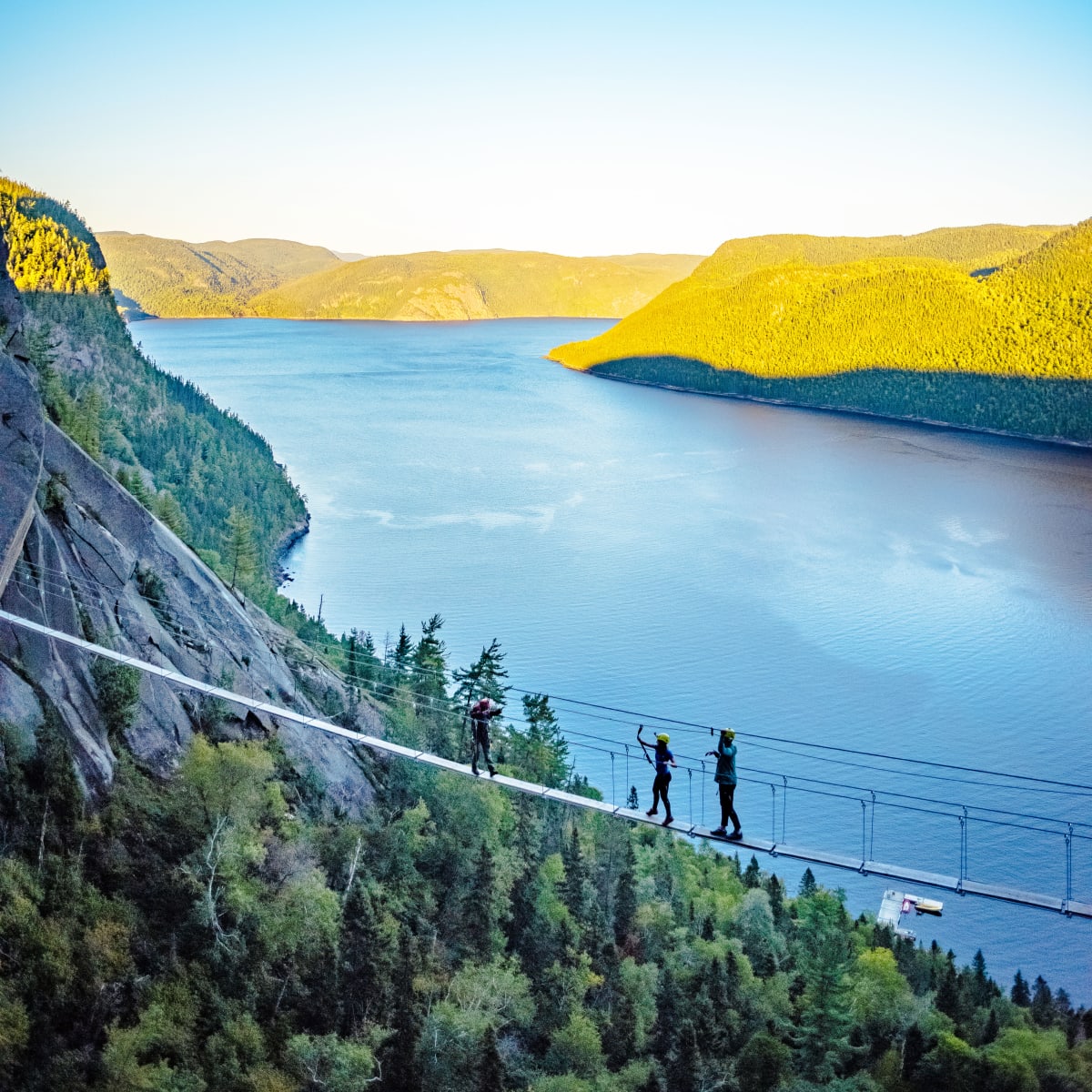Vue aérienne d'une via ferrata, avec le fjord du Saguenay en arrière-plan.