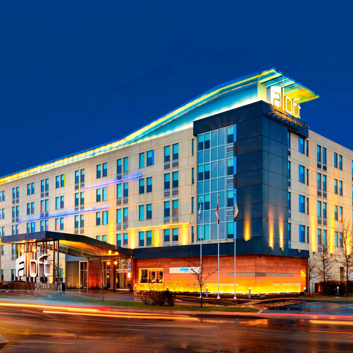 Aloft Montréal Airport - Extérieur illuminé de l'hôtel en soirée