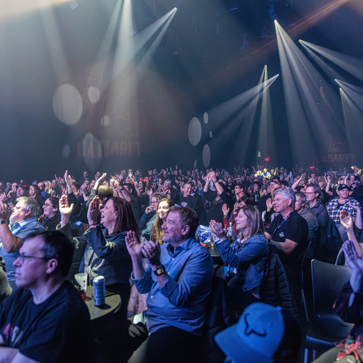 Foule assistant à un spectacle à l'Amphithéâtre Cogeco
