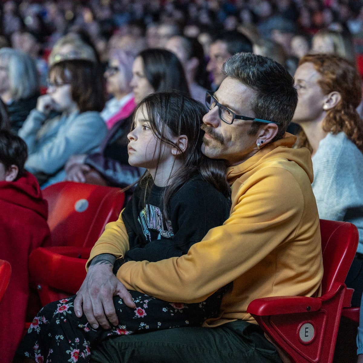 Foule assistant à un spectacle à l'Amphithéâtre Cogeco