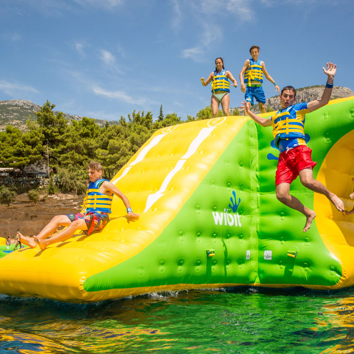 Jeux gonflables dans l'eau au Parc Jean-Dreapeau.