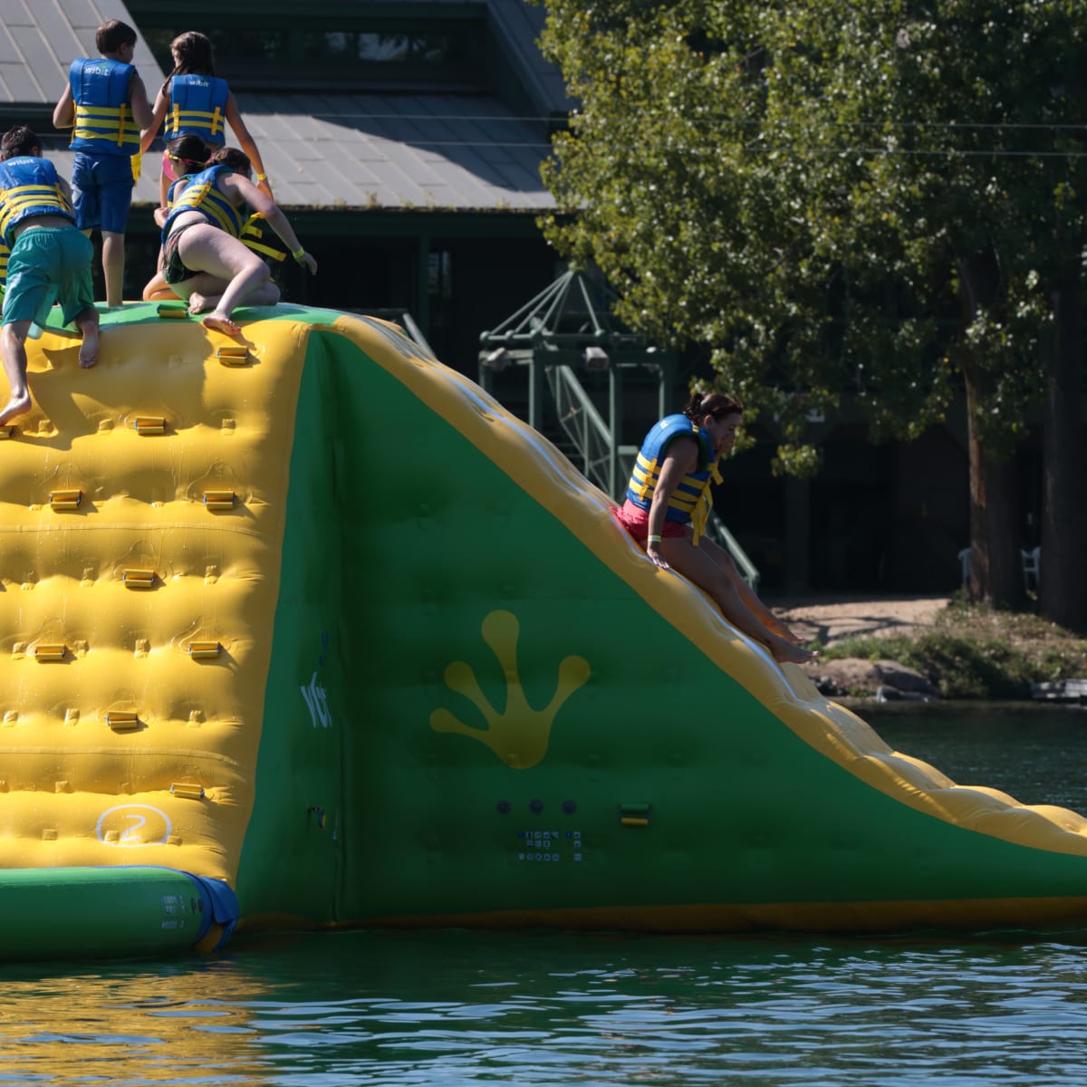 Jeux gonflables dans l'eau au Parc Jean-Dreapeau.