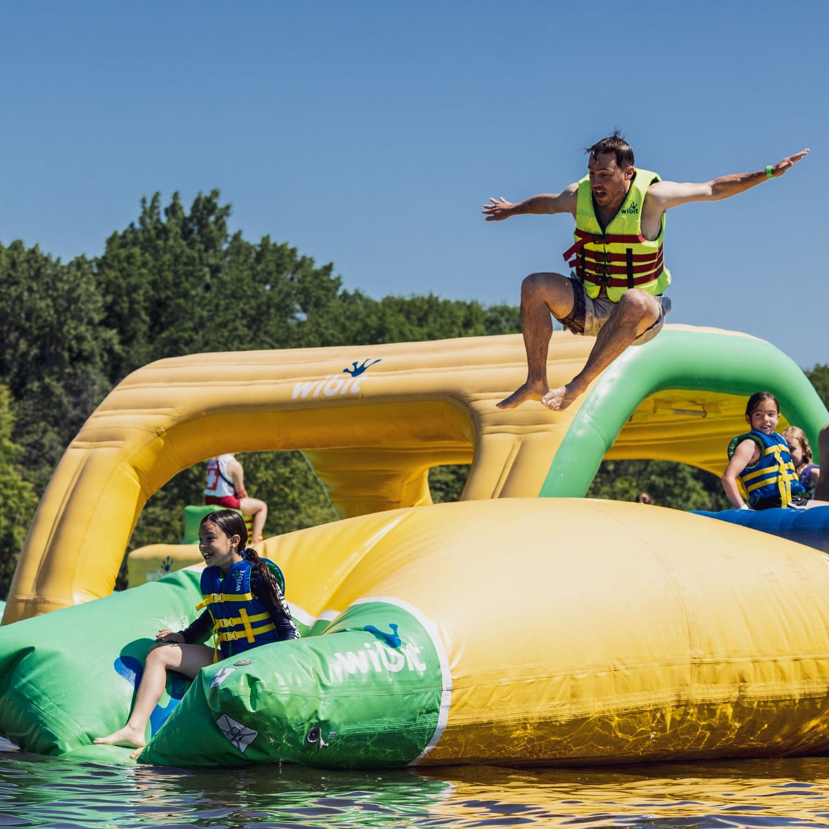 Jeux gonflables dans l'eau au Parc Jean-Dreapeau.