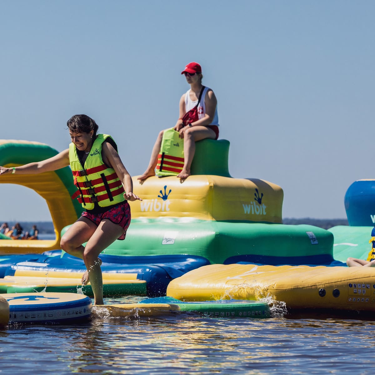 Jeux gonflables dans l'eau à la plage d'Oka.