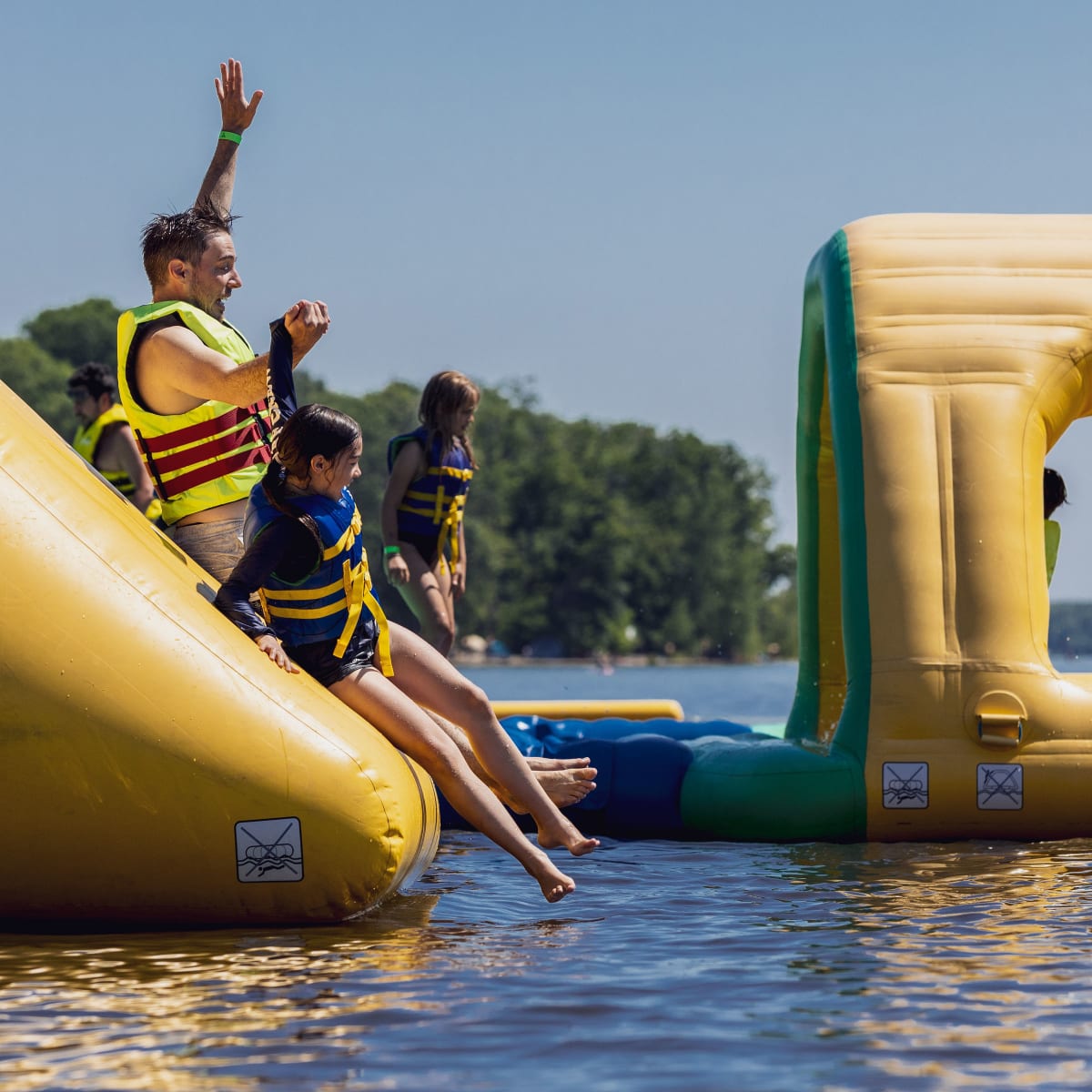 Jeux gonflables dans l'eau à la plage d'Oka.