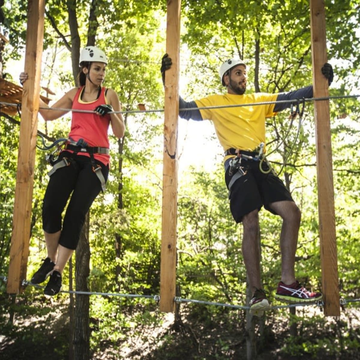 Homme et femme dans un parcours aérien.