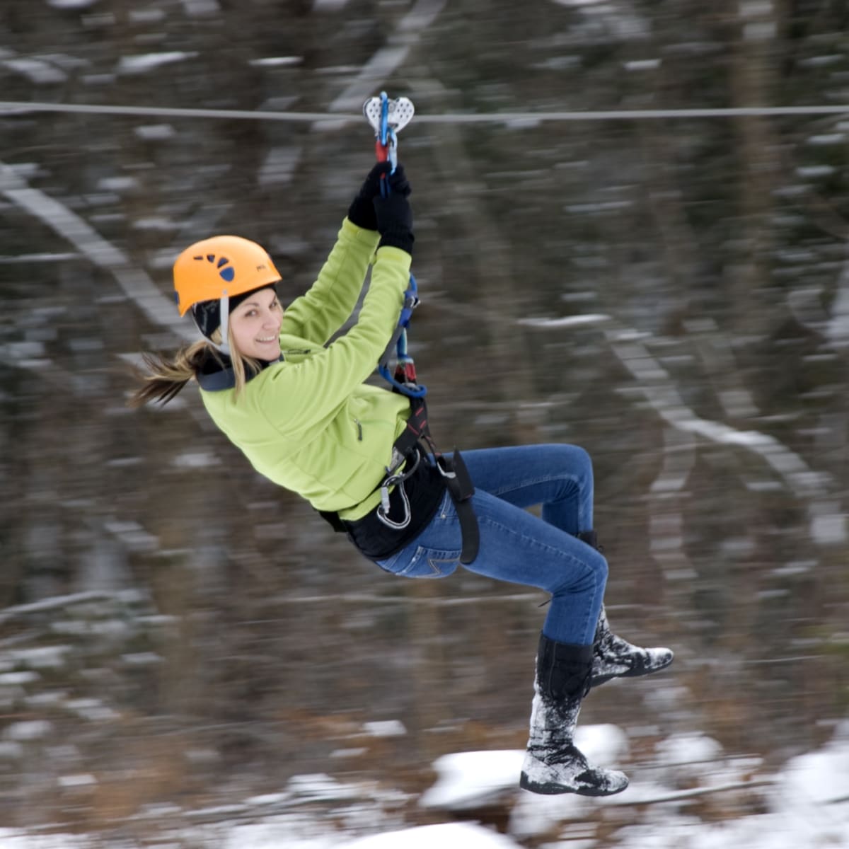 Femme en tyrolienne en hiver.