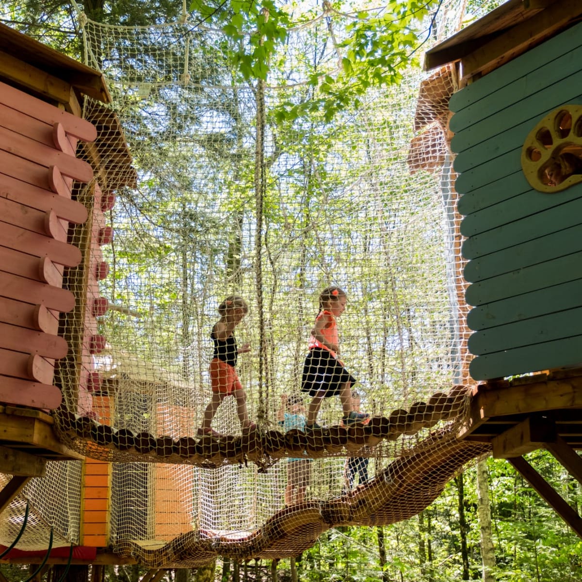 Deux enfants au Village Arbre-en-Ciel à Arbraska Rawdon.