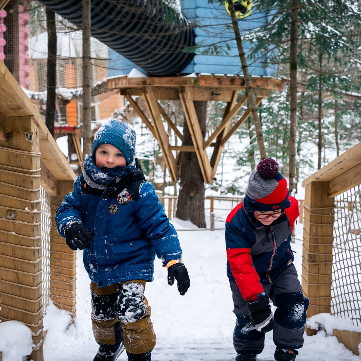 Deux enfants à Arbraska Rawdon en hiver.