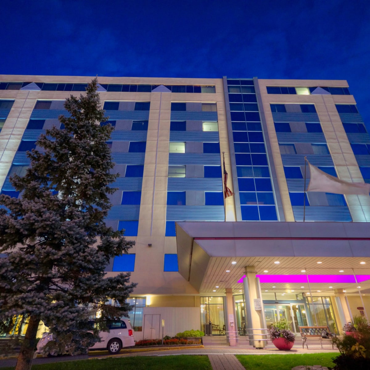 Armon Plaza Montreal Airpt, Trademark Collection by Wyndham - Extérieur de l'hôtel la nuit