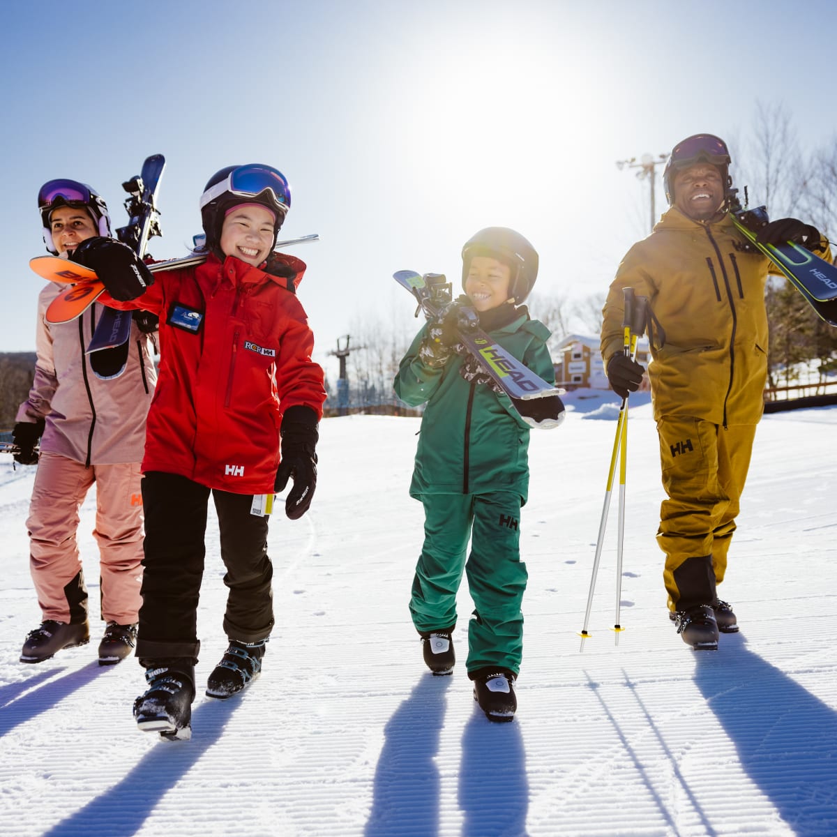 Famille sur la pente de ski.