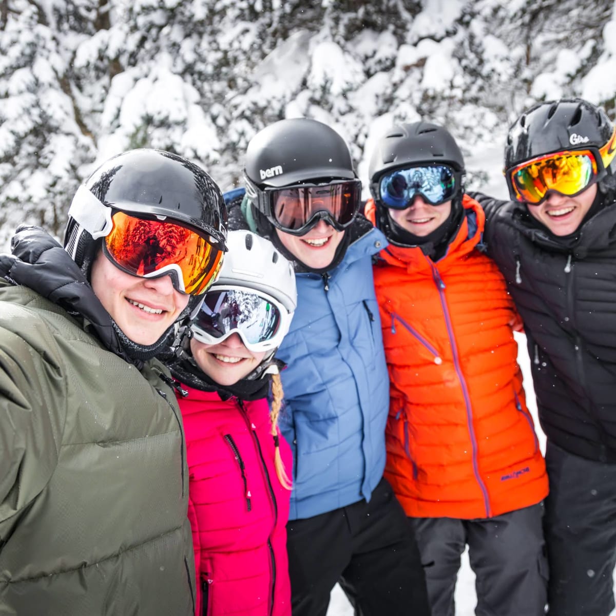 Groupe d'ami·es en ski.