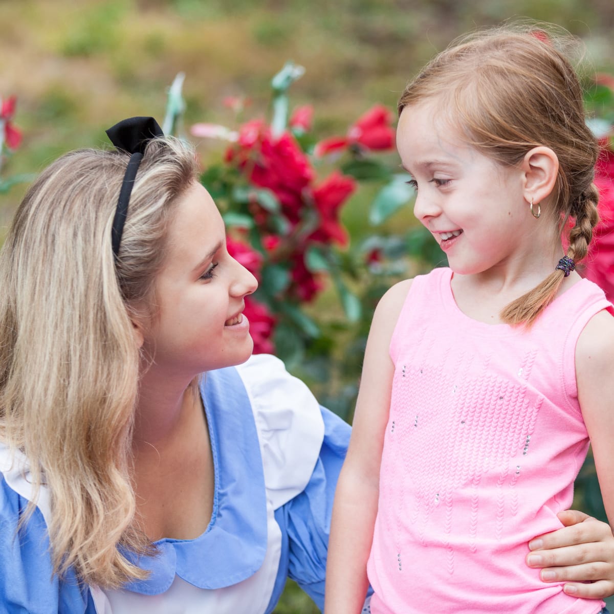 Cendrillon avec un enfant à Au Pays des Merveilles.