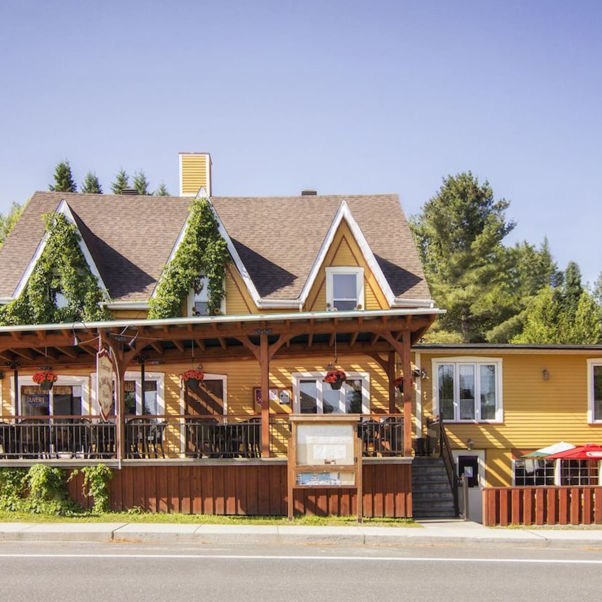 Auberge au Soleil Levant - Façade de l'auberge avec la terrasse