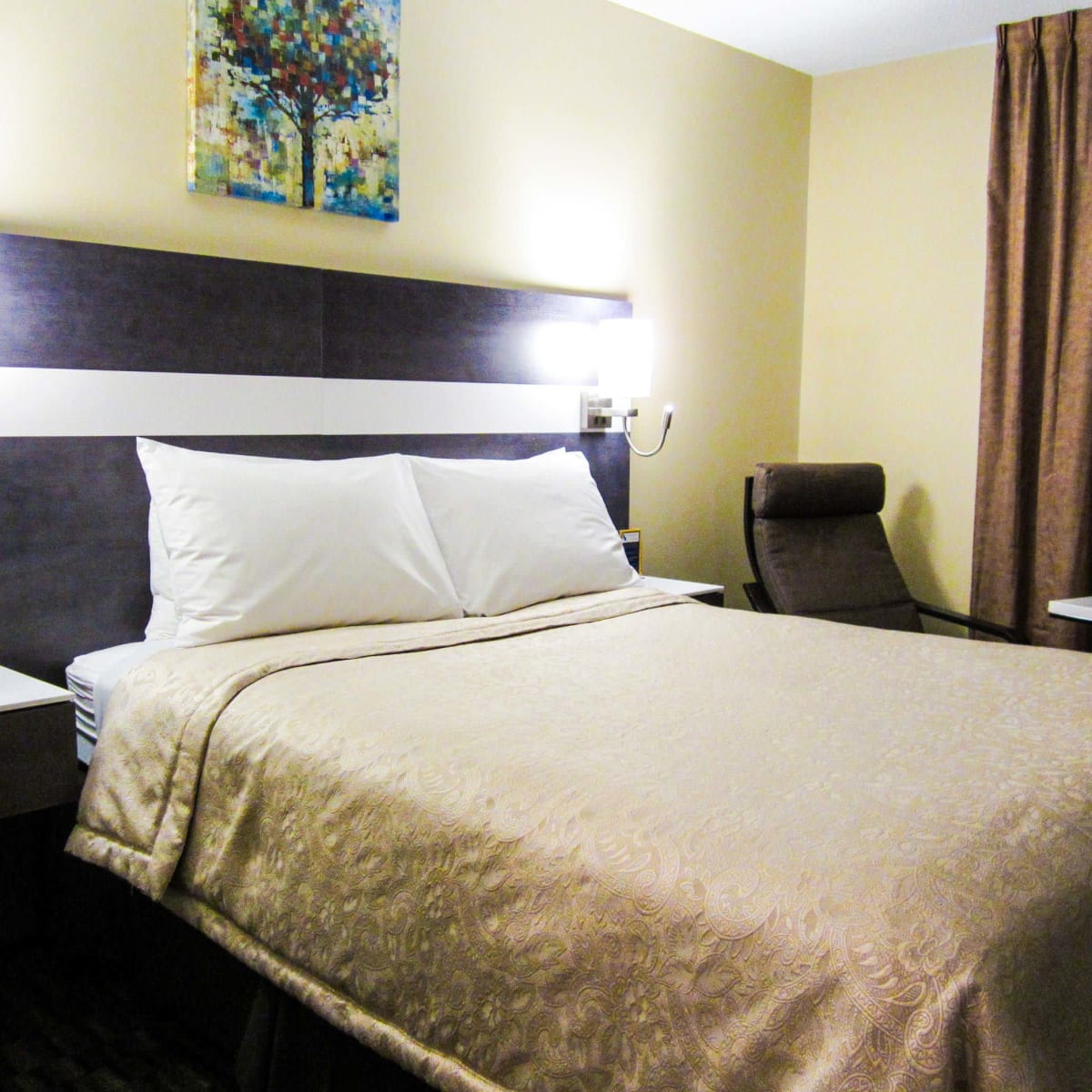 Bedroom at Auberge de la Gare.