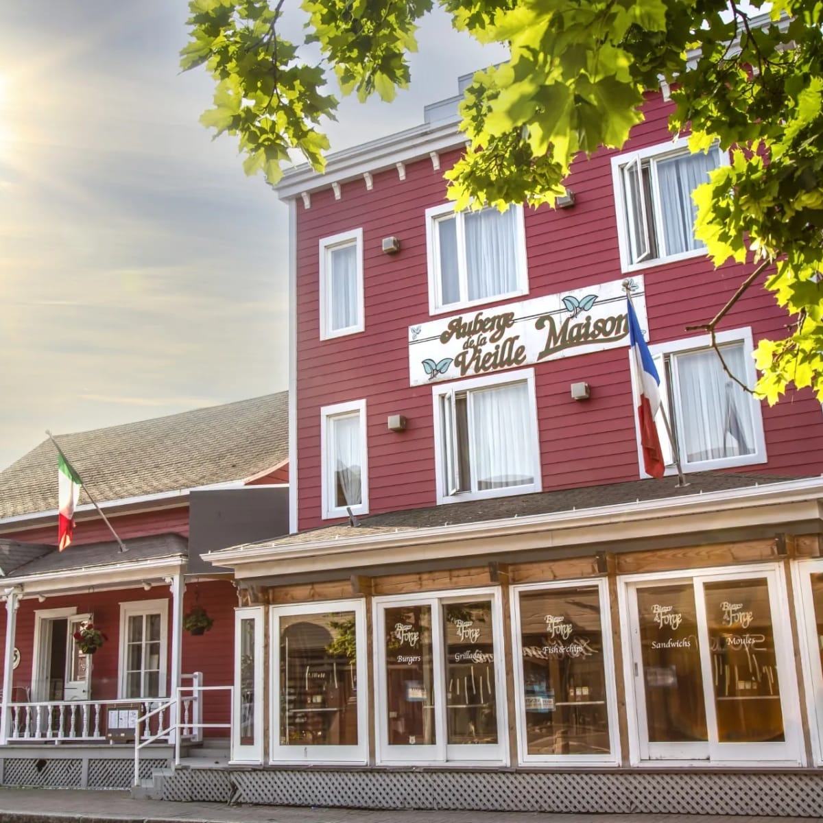 Auberge de la Vieille Maison - Façade de l'auberge et du restaurant