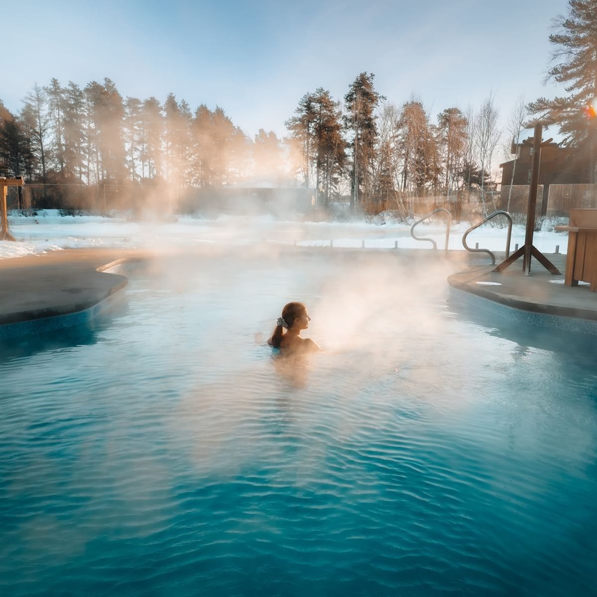 Piscine extérieure chauffée en hiver à l'Auberge du Lac Taureau.