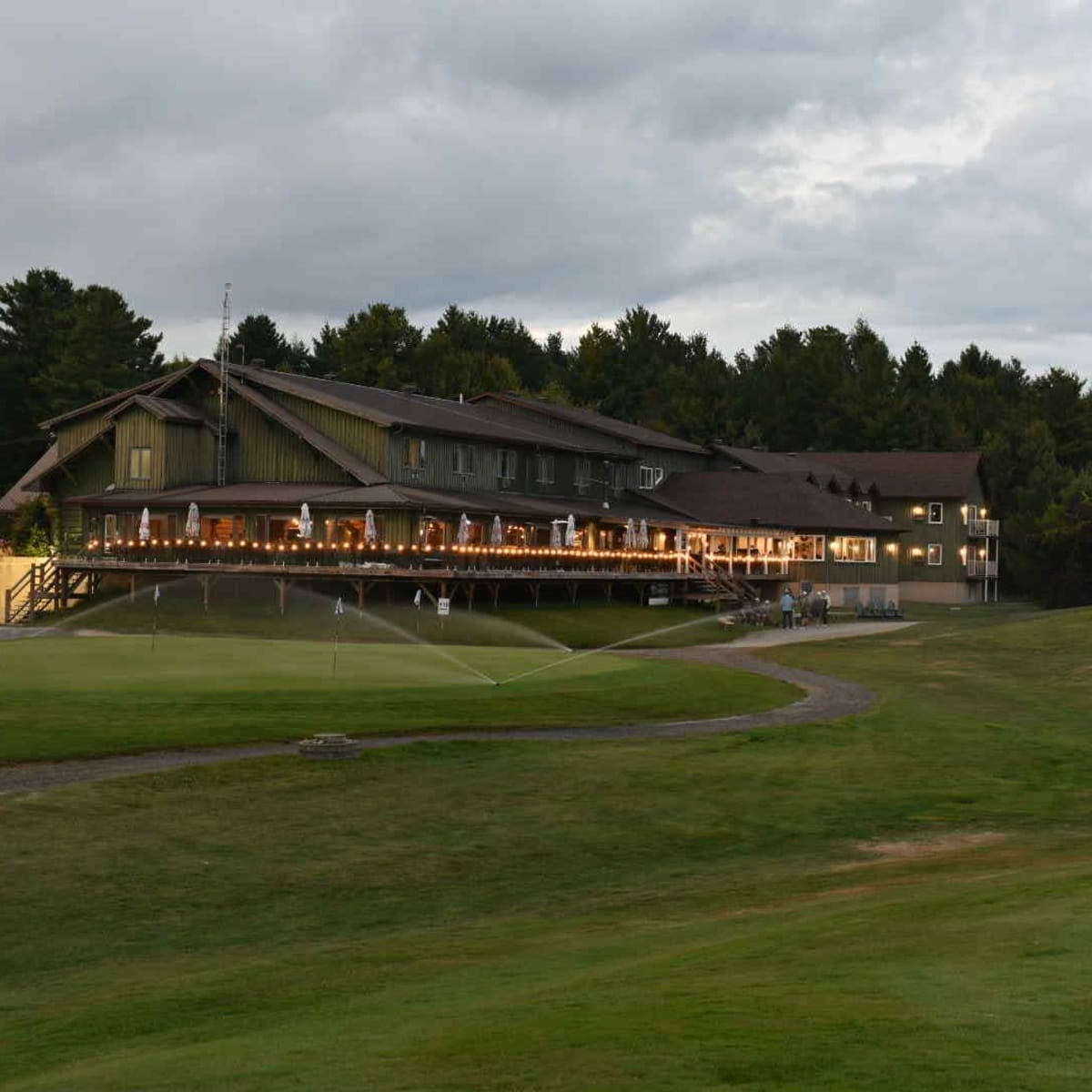 Soir d'été, Auberge et Club de Golf Héritage.