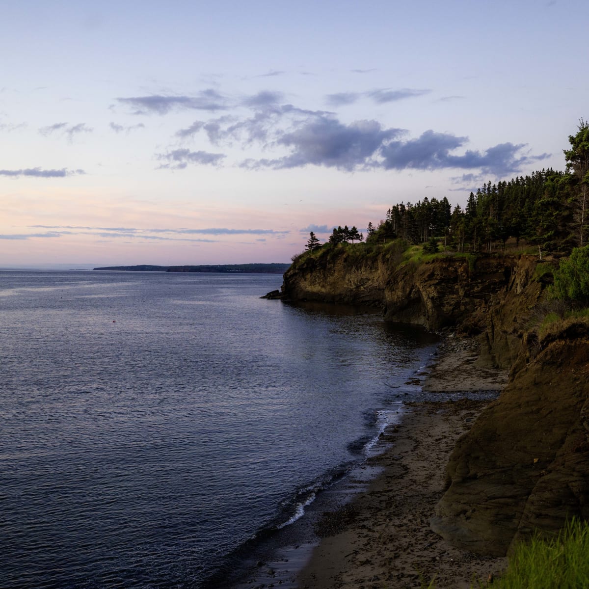Rives escarpées en Gaspésie au coucher de soleil.
