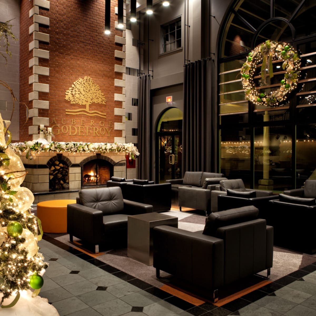 Foyer de l'Auberge Godefroy pendant Noël.