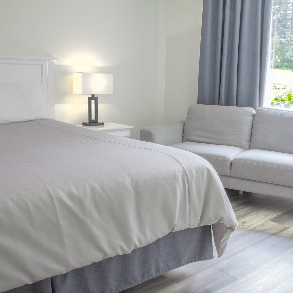 Chambre avec lit et sofa de l'Auberge Matha.